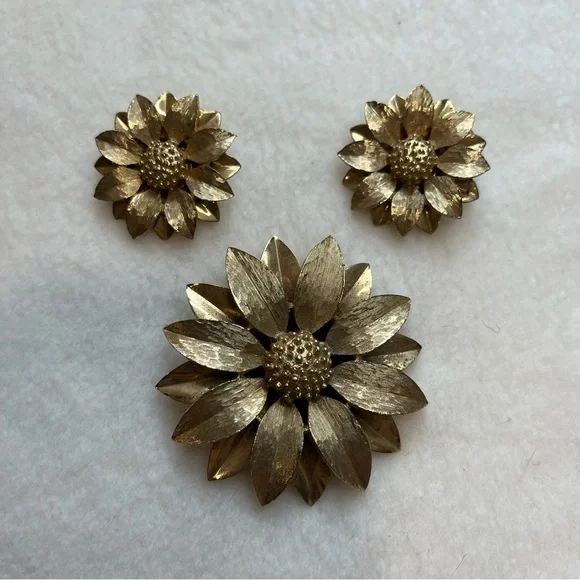 Sarah Coventry "Satin Petals" Signed Gold Tone Brooch & Matching Earrings -1964 - Picture 3 of 13